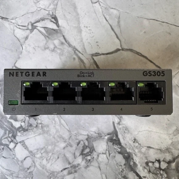 NETGEAR GS305 Ethernet Switch - Picture 2 of 3